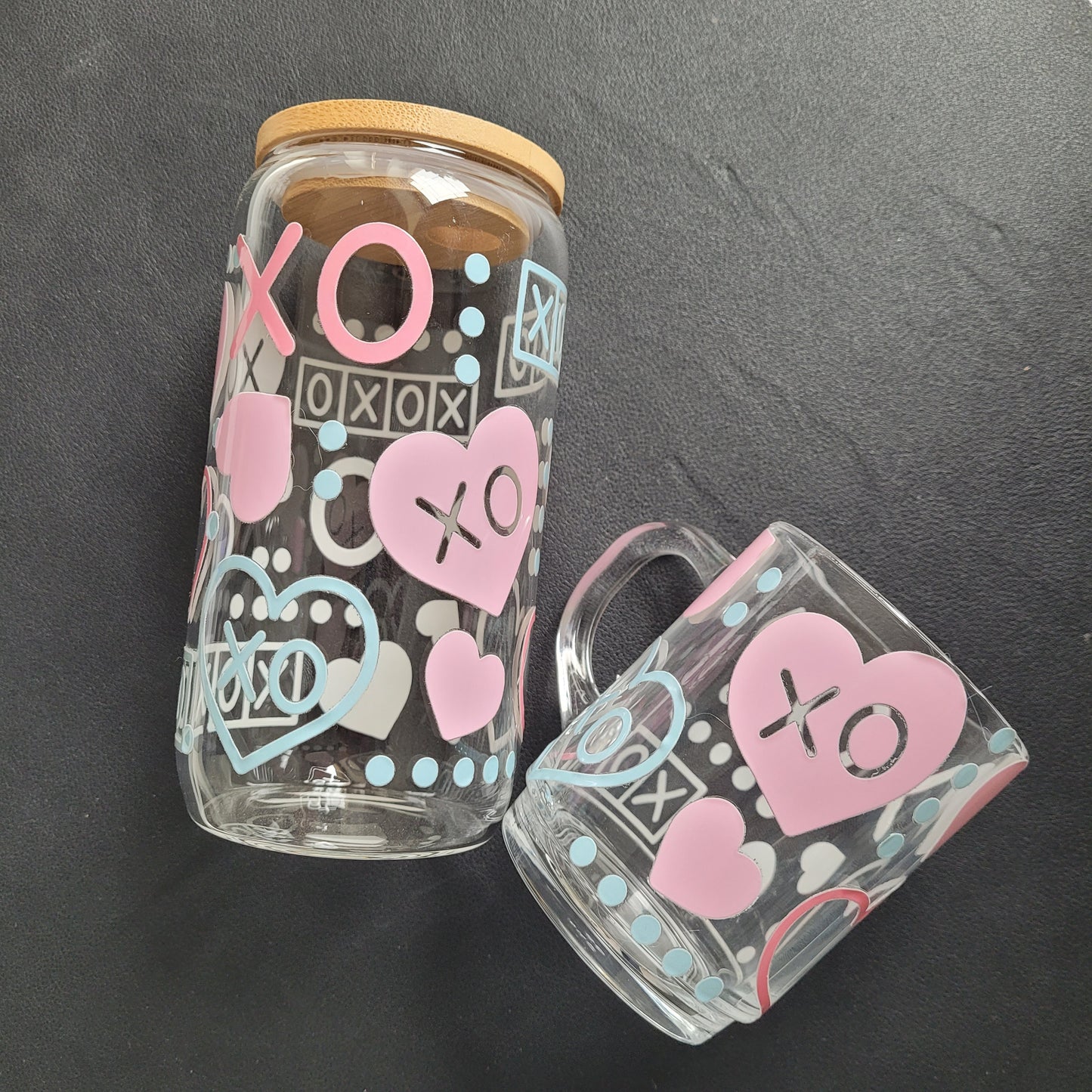 Trinkglas XOXO | Glas mit Deckel und Strohhalm I Eiskaffee Glas I Wiederverwendbares Trinkglas