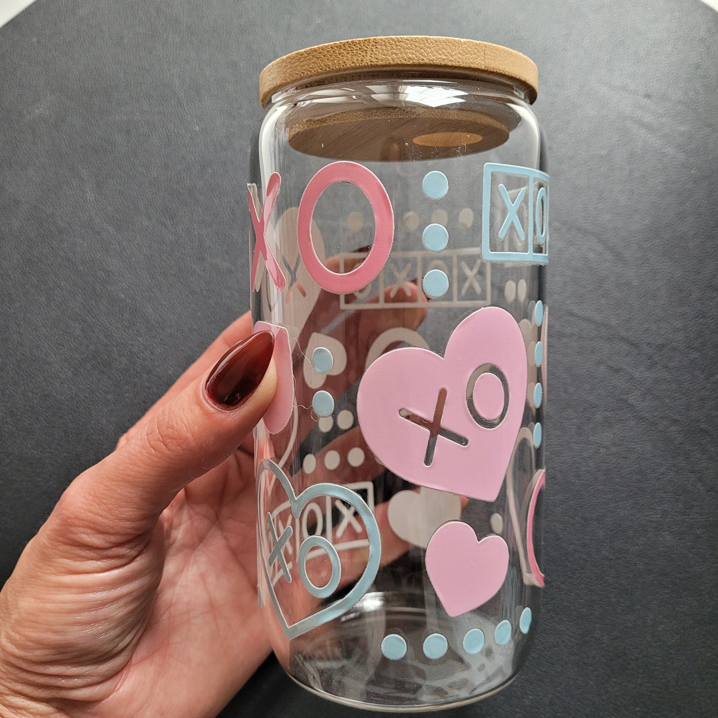 Trinkglas XOXO | Glas mit Deckel und Strohhalm I Eiskaffee Glas I Wiederverwendbares Trinkglas