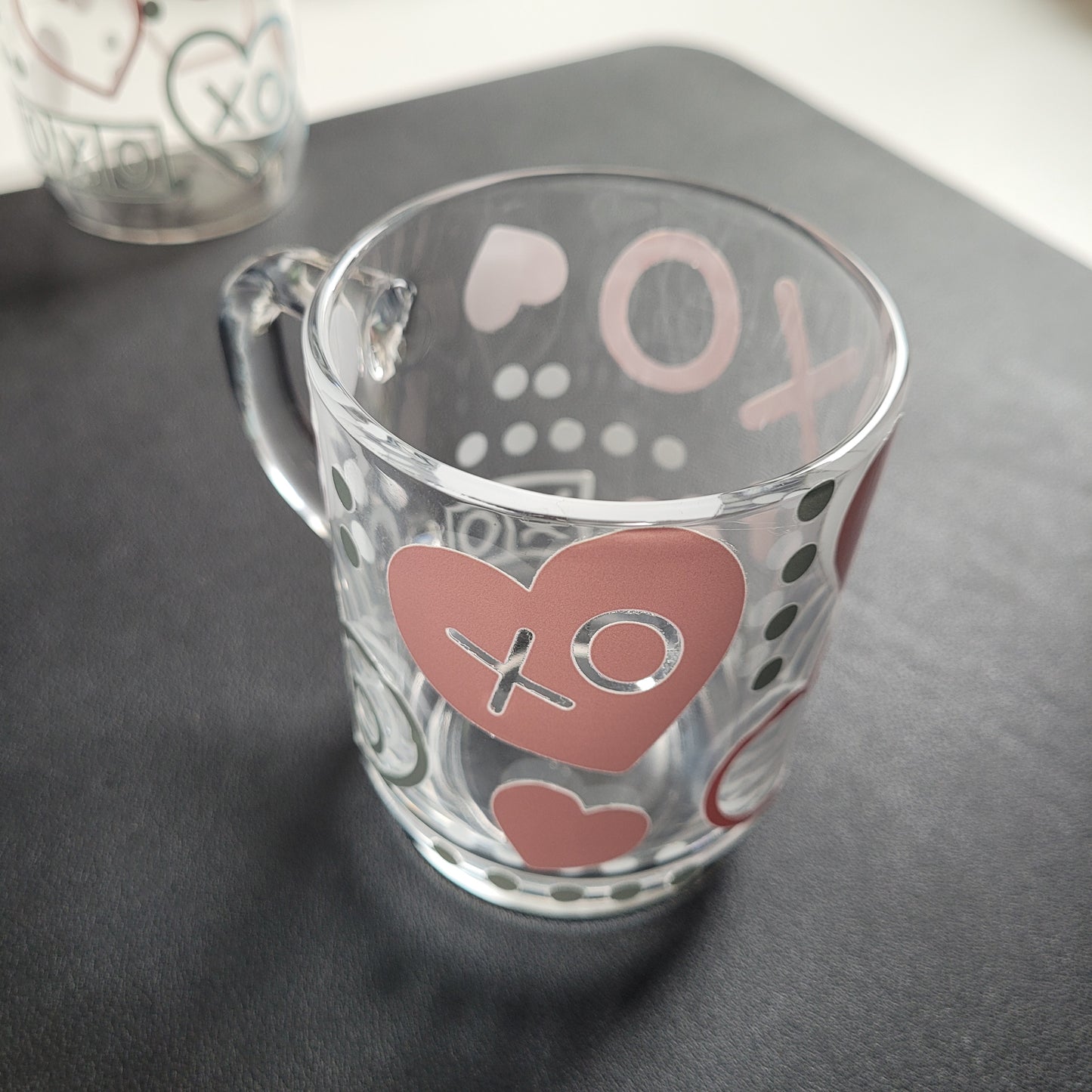 Trinkglas XOXO | Glas mit Deckel und Strohhalm I Eiskaffee Glas I Wiederverwendbares Trinkglas