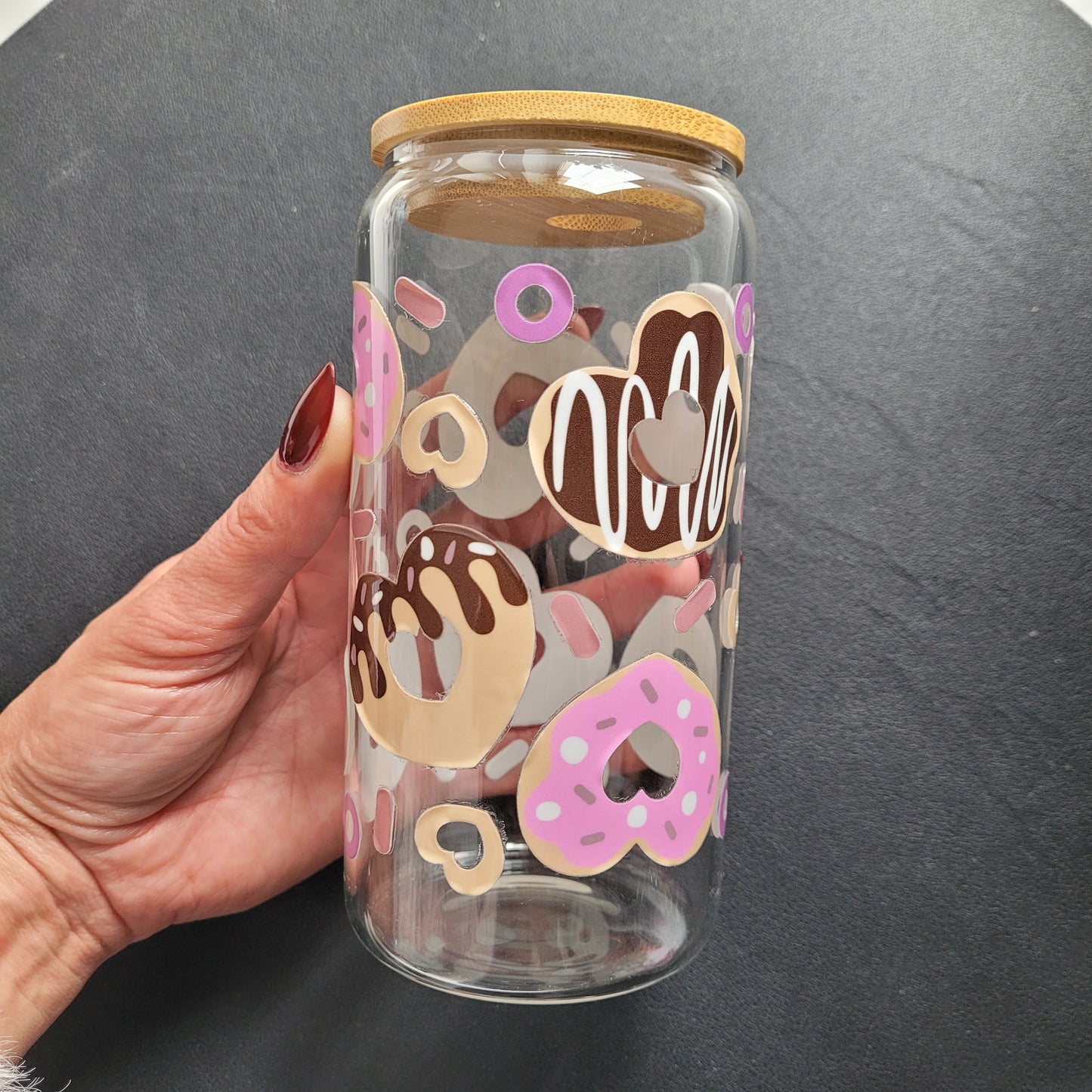 Trinkglas DONUTHERZ | Glas mit Deckel und Strohhalm I Eiskaffee Glas I Wiederverwendbares Trinkglas